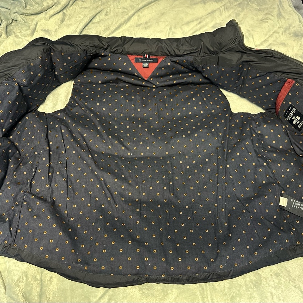 Tommy Hilfiger Men's Black and Red Puffer Vest - Picture 5 of 7